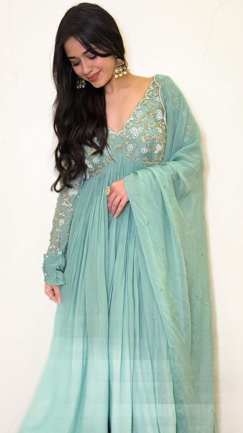 Anarkali Suits Designer Party Wear, Suits For Eid, Rakhi Outfits, Simple Frock Design, Dresses Western, Long Frock Designs, Diwali Outfits, Long Gown Design, Jannat Zubair