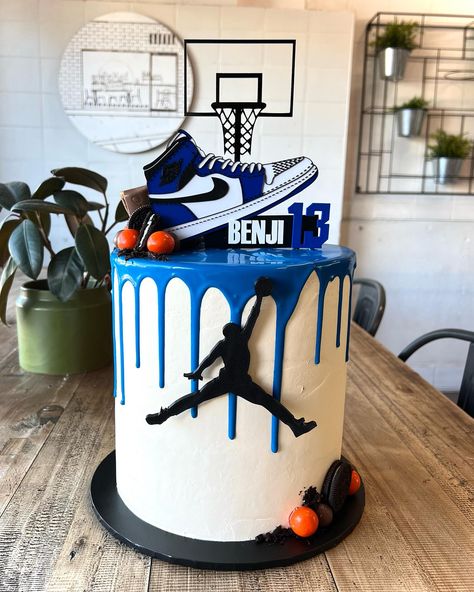 Jordan Bday Cake, Michael Jordan Cake Ideas, Jordan Basketball Birthday Party Ideas, All Star Birthday Cake, Nike Themed Cake, Jordans Birthday Theme, Air Jordan Cake Ideas, Nike Jordan Cake, Jordan Theme Cake