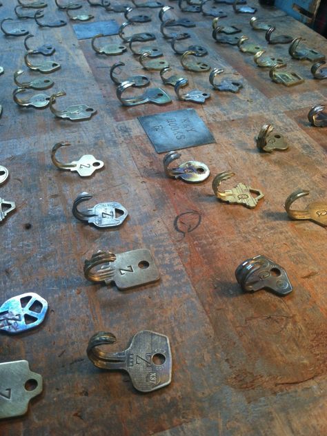 Key Crafts, Old Keys, Cabinets Diy, Deco Originale, Trash To Treasure, Vintage Keys, Furniture Bedroom, Reuse Recycle, Key Hooks