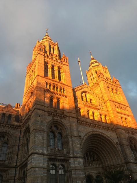 London Golden Hour, London Fog, Golden Hour, Wonders Of The World, Barcelona Cathedral, Monument Valley, Monument, Espresso, Wonder