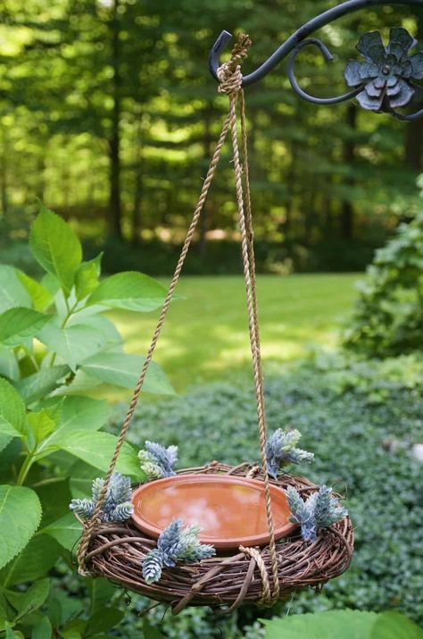 Hanging Bird Bath, Taman Diy, Jardim Diy, Homemade Bird Feeders, Diy Bird Bath, Bird Bath Garden, Diy Bird Feeder, Earth Day Activities, Bird Houses Diy