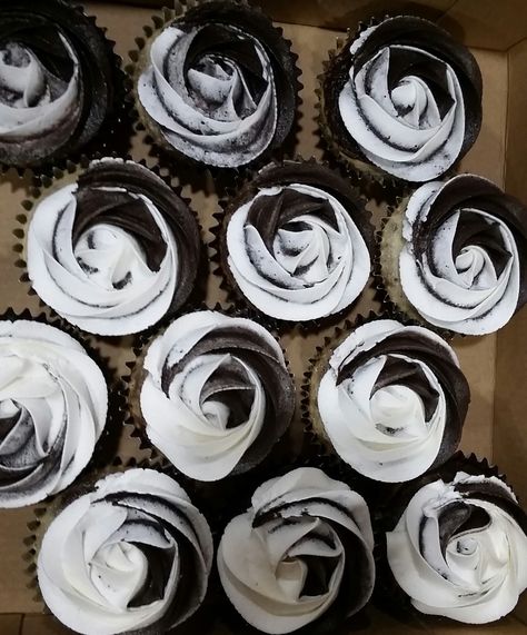 Black and white cupcakes Black Theme Cupcakes, Black And White Swirl Frosting Cupcakes, Black Cupcakes Wedding, Wedding Cupcakes Black And White, Black And White Wedding Desserts, Black And White Cupcakes Birthday, Black And White Party Ideas Birthdays, Black Treats For Party, Black And White Ball Decorations