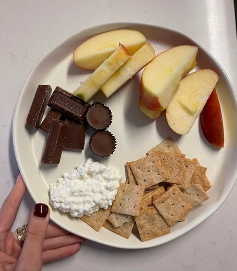 Aesthetic Snack Plate, Vegetarian Snack Plate, Snacking Aesthetic, Letting Go Plates Ideas, Snack Ideas Aesthetic, Snack Plate Lunch, Healthy Snack Plate, Snack Plate Ideas, Healthy Study Snacks