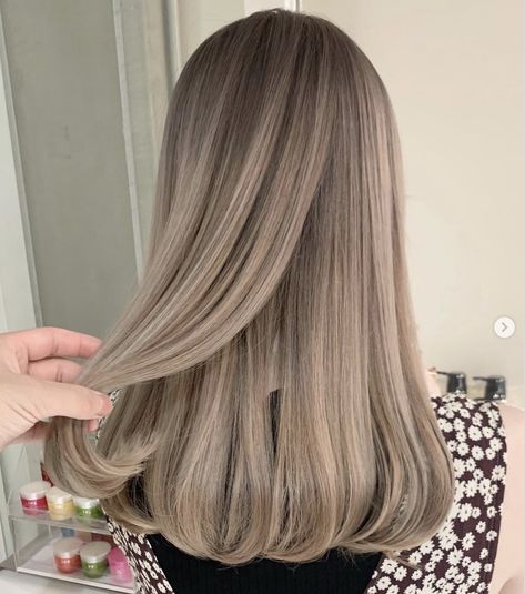 Ash Blonde Hair Balayage, Ash Blonde Hair Colour, Beige Hair, Ombre Hair Blonde, Edges Hair, 일본 패션, Dark Blonde Hair, Brown Hair Balayage, Light Hair Color