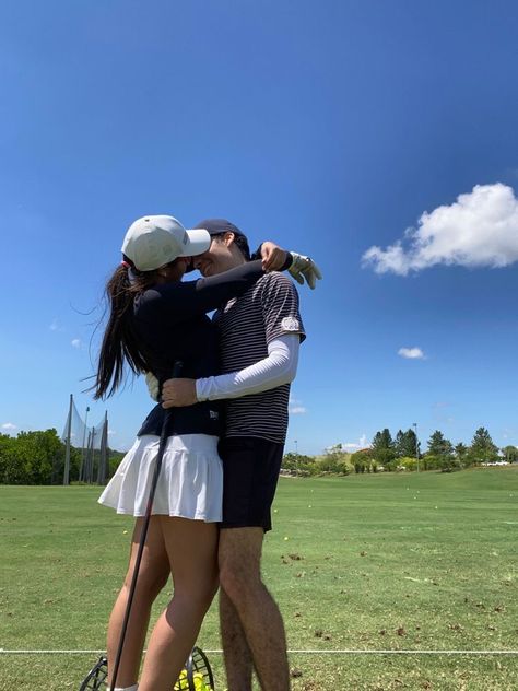 Cute Couple Pics Golf, Golf Aesthetic Couples, Couple Golf Outfits, Cute Golf Couples Pictures, Couple Golfing Aesthetic, Couples Golf Outfit, Golf With Boyfriend, Golf Boyfriend Aesthetic, Too Golf Date Outfit