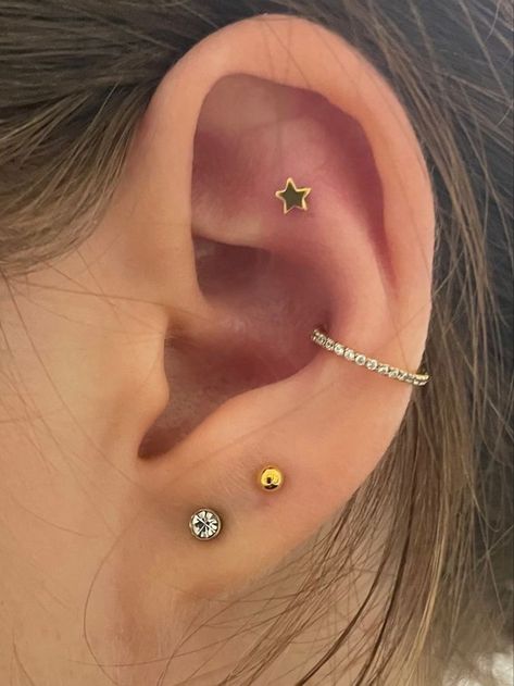 Flat And Helix Ear Piercing, 3 Conch Piercing, Aesthetic Conch Piercing, Ear Flat Piercing Ideas, Conch And Flat Piercing Together, Double Flat Piercing Ideas, Conch Flat Piercing, Double Flat Ear Piercing, Flat Helix Piercing Ideas