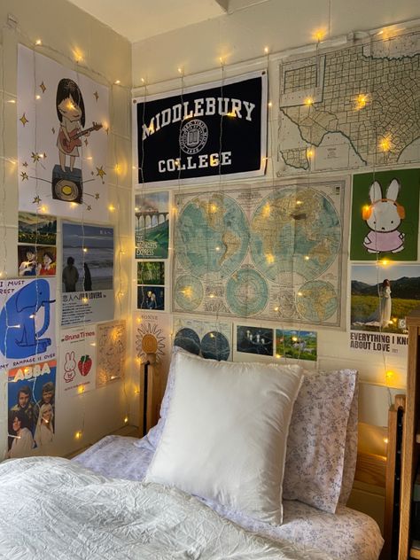 Middlebury College Aesthetic, College Dorm Room Wall Decor, Vintage Dorm Room Decor, Ucla Dorm, Dorm Lights, Collage Dorm, Dorm Room Inspo, Middlebury College, Dorm Room Rugs