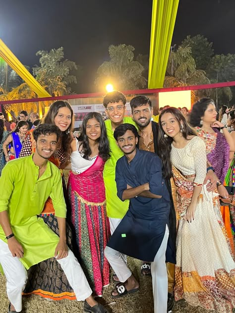 Navaratri Aesthetic Photos, Dandiya Night Pics, Navratri Group Photo Pose, Garba Night Aesthetic Pics, Navratri Photoshoot Poses, Garba Pics With Friends, Dandiya Poses With Friends, Garba Group Photo, Aesthetic Navratri Pics