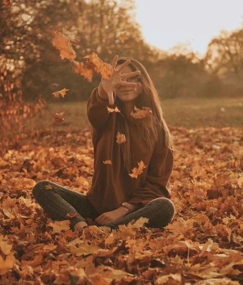 🍂 🅂🅃🄴🄿 🄸🄽🅃🄾 🄰🅄🅃🅄🄼🄽 🍂 on Instagram: “Hope you're all having a fab weekend!! 🧡🍂 📷 Pinterest #autumniscoming #autumncountdown #autumncoffee #autumn #fall #autumnvibes…” Portret Feminin, Fall Shoot, Fall Portraits, Shotting Photo, Photographie Portrait Inspiration, Foto Tips, Fall Photoshoot, Trik Fotografi, Shooting Photo