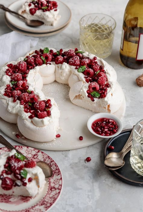 Baking Recipes Aesthetic, Pavlova Wreath, Recipes Aesthetic, Christmas Pavlova, Aesthetic Baking, Pavlova Dessert, Pavlova Recipe, Recipes Cookies, Baking Recipes Cookies