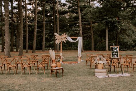 Backyard Wedding Layout Ceremony And Reception, Simple Boho Western Wedding, Western Wedding Arch Rustic, Boho Western Wedding Ceremony Decor, Western Small Wedding, Western Micro Wedding, Small Western Wedding Ideas, Western Wedding Ceremony Decor, Western Backyard Wedding