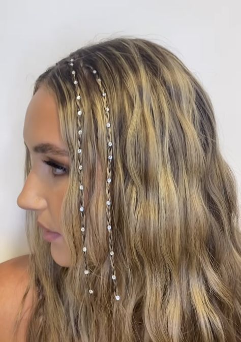 Festival Hair Gems, Starcatcher Tour Outfit Ideas, Coachella Hairstyles 2023, Reputation Hairstyle Concert, Disco Cowgirl Jewelry, Concert Hair With Gems, Hair Styles Eras Tour, Hair Inspo For Taylor Swift Concert, Rauw Alejandro Concert Hair Ideas