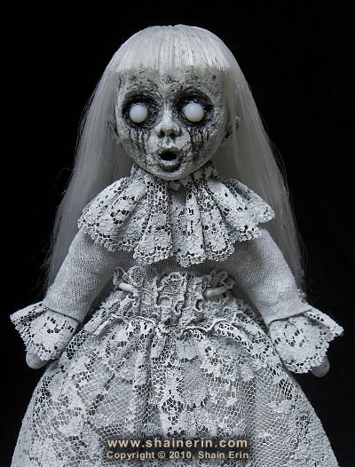 pleasant dreams...I'll just wait until you're sleeping and then rip out your heart for dinner Creepy Doll Halloween, Creepy Baby Dolls, Zombie Dolls, Creepy Doll, Scary Dolls, Creepy Horror, Haunted Dolls, Zombie Girl, Gothic Dolls