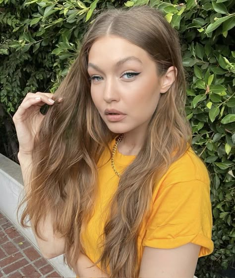 Gigi Hadid Hair Color, Gigi Hadid Hair, Dirty Blonde Hair, Long Hair Color, Dark Blonde Hair, Dirty Blonde, Celebrity Beauty, Dark Blonde, Light Brown Hair