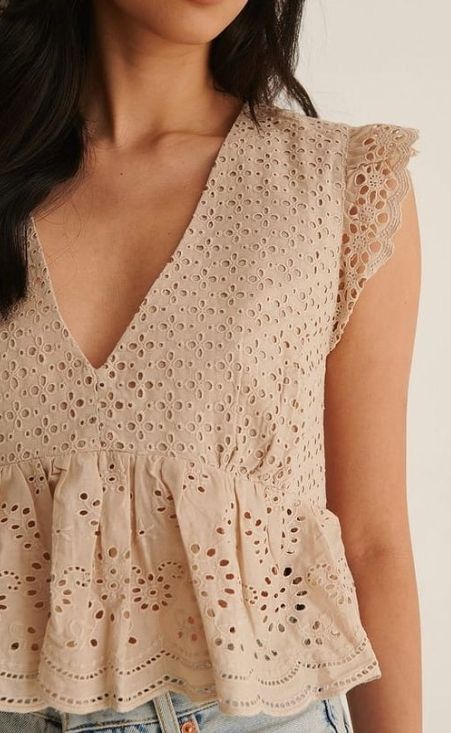 Anglaise Top, Simple Frock Design, Simple Frocks, Crop Top Designs, Fashion Top Outfits, Frill Tops, Moda Chic, Everyday Fashion Outfits, Trendy Fashion Tops