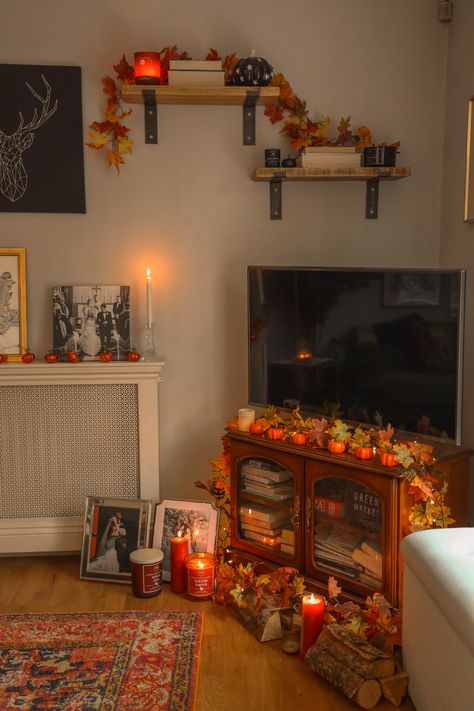 10 staple pieces you need for a cosy living room - Kelly Prince Writes Cosy Autumn Home, Fall Decorating Ideas For Living Room, Autumn Living Room Aesthetic, Living Room Decor Halloween, Decorating For Autumn, Autumn House Decorations, Autumn Apartment Decor, Autumn Apartment, Cozy Autumn Living Room