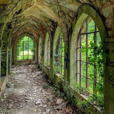 Abandoned Overgrown Places, Ancient City Aesthetic, Abandoned Palace, Abandoned City, Old Abandoned Buildings, Apocalypse Aesthetic, Derelict Buildings, Ruined City, Nature Light