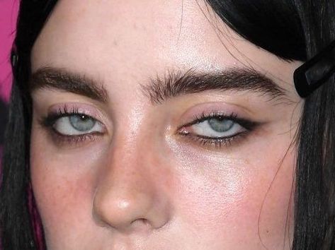 Billie Eilish Eye Makeup, Billie Eilish Eyebrows, Billie Eilish Makeup Tutorial, Billie Eilish Makeup Look, Billie Eilish Eyeliner, Grunge Eyebrows, Sleepy Eyes Aesthetic, Hot Eyeliner, Audrey Makeup