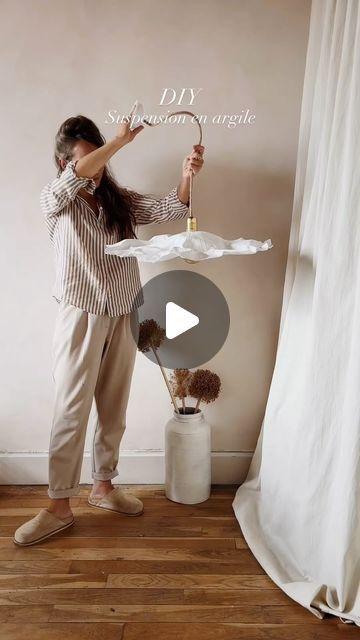 Artisanat & Déco bohème on Instagram: "✨ DIY ✨ Suspension lumineuse On vous partage aujourd’hui un nouveau tuto déco pour créer une lampe légère et organique à partir d’argile auto-durcissante. Le rendu est aérien, graphique et délicatement froissé, comme du papier. 😍 On adore le résultat, et vous ? Matériel nécessaire pour une suspension d’environ 65cm de diamètre : - 2 paquets d’argile auto-durcissante trouvée chez @rougierple (2kg) - 1 douille en laiton - 1 serre-câble - Un fil électrique de votre choix - 1 pic en bois - Du papier de verre - De la peinture Les étapes de fabrication : ✨ Formez une boule avec l’argile et travaillez-la en la malaxant quelques minutes. Étalez-la sur du papier kraft à l’aide d’un rouleau jusqu’à obtenir une épaisseur d’environ 3mm. ✨ Réalisez Diy Pendent Light, Organic Pendant Light, Organic Lamp, Diy Pendant Lamp, How To Make Ceramic, Diy Suspension, Pottery Lighting, Wooden Lamp Base, Rustic Outdoor Furniture