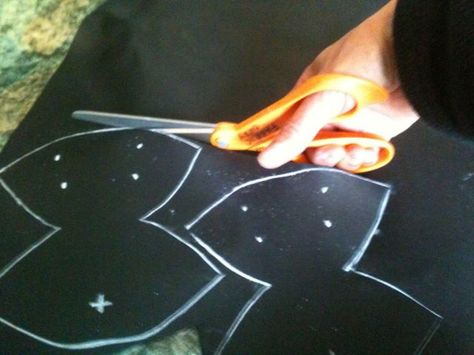 DIY Roller Derby: Skate Toe Covers/Caps - Pattern & Tutorial Derby Time, Roller Derby Girls, Derby Skates, Roller Skates Vintage, Quad Roller Skates, Girls Football Boots, Derby Girl, Hell On Wheels, Quad Skates