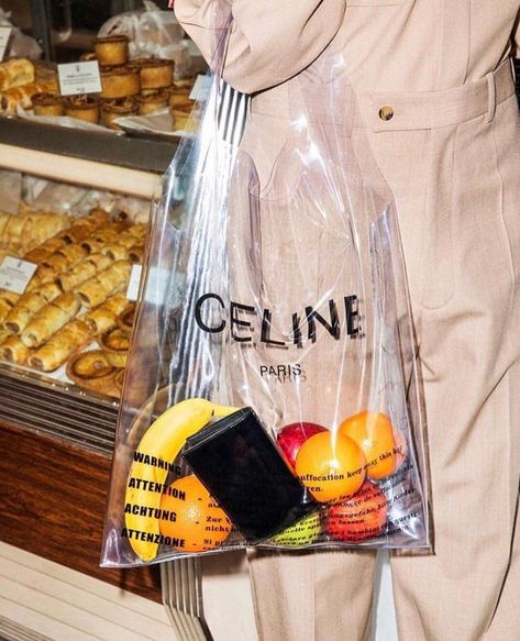 114 Likes, 1 Comments - Sheila Polsbroek (@sheilapolsbroek) on Instagram: “When #Fashion Meets Recycling With @celine’s Latest IT-Bag (btw Casual is the New Chic) ♥️... Photo…” Sakara Life, Plastic Shopping Bags, Kit Design, Shooting Photo, Fashion Advertising, Winter Trends, Clear Bags, Girls Wear, Denim Outfit