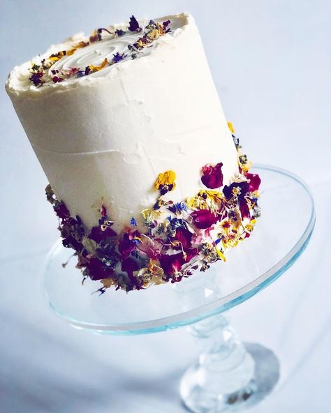 Simple Edible Flower Cake, Dried Edible Flowers Cake, Birthday Cake With Dried Flowers, Dried Flower Wedding Cakes, Dried Flower Birthday Cake, Edible Flowers Wedding Cake, Dried Flowers On Cake, Flower Petal Cake, Dried Flower Wedding Cake