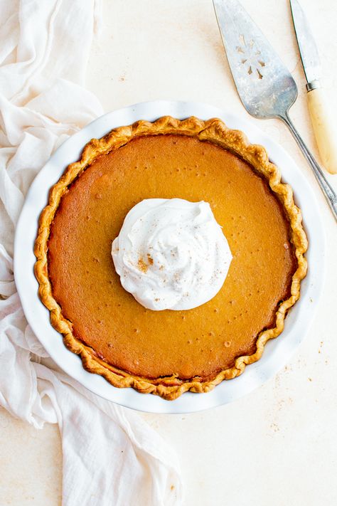 This Butternut Squash Pie recipe beats the pants off normal pumpkin pie or apple pie, anyday! Smooth and custard-like, made with oven roasted butternut squash. It will become a family favorite! Butternut Squash Dessert, Banana Squash, Squash Pie Recipes, Butternut Squash Cooking, Butternut Squash Pie, Butternut Recipes, Squash Pie, Butternut Squash Puree, High Protein Desserts