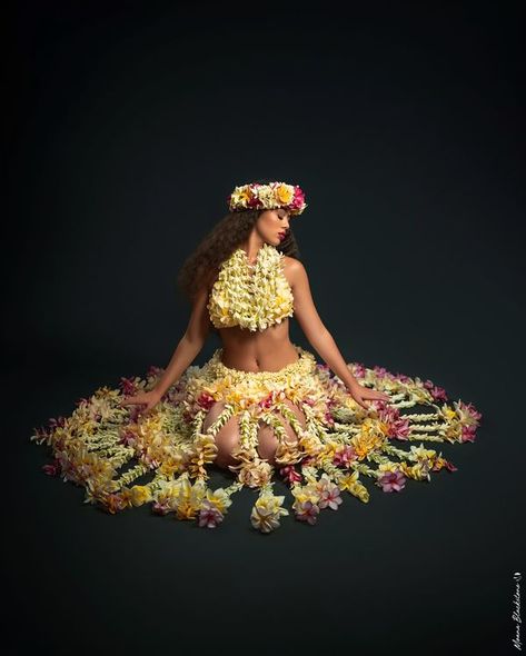 Hawaiian Costume Ideas, Hawaiian Traditional Clothing, Polynesian Outfits, Tahiti Dance, Cultural Costumes, Hawaiian Costume, Tahitian Costumes, Ori Tahiti, Tahitian Dance