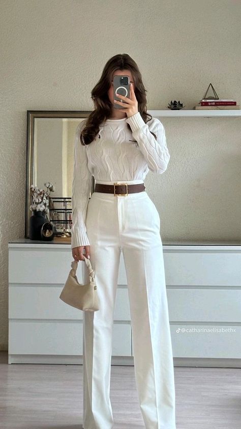 Bussines Casual Woman, White Trousers Outfit, Sleeves Outfit, Outfit Trousers, Cream Purse, White Pants Outfit, Trousers Outfit, Outfit Brown, Korean Fashion Outfits