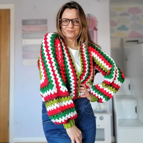 Crochet Christmas Cardigan Pattern, Christmas Granny Square Sweater, Christmas Cardigan Crochet, Christmas Sweaters Crochet, Christmas Crochet Cardigan, Crochet Christmas Cardigan, Christmas Crochet Sweater, Sweater Design Ideas, Hexi Cardi Crochet