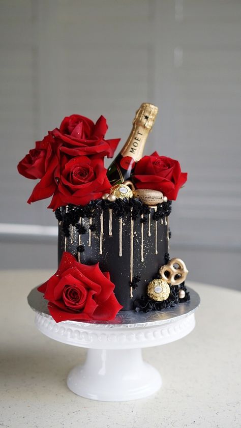 Red Rose Cake, Black And Gold Birthday Cake, Rose Cake Topper, Rose Cake Design, Rosé Birthday Cake, Birthday Cake Roses, Red Birthday Cakes, Moet Chandon Champagne, Floral Cakes