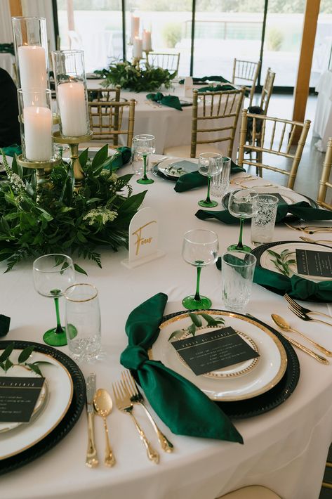 Green Quinceanera Theme, Emerald Wedding Colors, Emerald Green Wedding Theme, Green Wedding Decorations, Green Gold Weddings, Green And Gold Wedding, Dark Green Wedding, Green Wedding Theme, Emerald Green Wedding