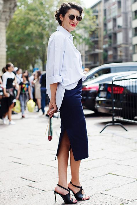 Classic button-down and pencil skirt combo played up by a half tuck. // #StreetStyle Emmanuelle Alt, Look Working Girl, Gala Gonzalez, The Sartorialist, Woman In White, Rock Outfit, Looks Party, Estilo Chic, Looks Street Style