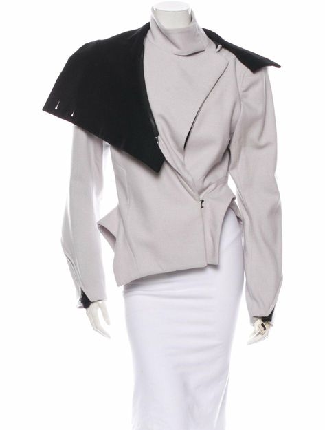 BEYOND SPECTACULAR, CRAZY COOL, SOLD OUT, SUPER RARE, BRAND NEW, COLOR BLOCK, STRUCTURED JACKET BY ANN DEMEULEMEESTER IN GRAY AND BLACK WITH DETACHABLE FUNNEL COLLAR.  70% FLEECE WOOL, 20% POLYESTER, 5% CASHMERE.  BRAND NEW WITH TAGS.  AS PICS SHOW, IT'S GORGEOUS FROM EVERY ANGLE!  GREAT WITH BLACK LEATHER PANTS OR BLACK LEGGINGS, BLACK MAXI SKIRT. MADE IN FRANCE.  FRENCH SIZE 42 OR U.S. SIZE 10.  HOWEVER, PLEASE KNOW HOW THIS DESIGNER FITS YOU, AS THERE ARE NO RETURNS FOR SIZING ISSUES.  APPROX Unusual Clothes Unique, Ann Demeulemeester Jacket, Avant Garde Suit, Designer Fits, Winter Outer, Unusual Clothes, Techwear Fashion, Outer Design, Jacket Collar