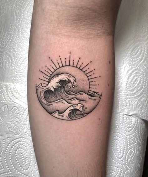 Beach Tattoo Ideas, Ocean Sleeve Tattoos, Tattoo Sonne, Wave Tattoo Design, Sun Tattoo Designs, Sunset Tattoos, Circle Tattoos, Palm Tattoos, Wave Tattoo