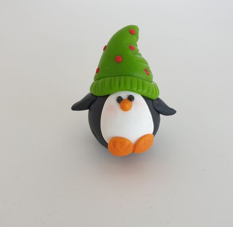 Polymer Clay Penguin Tutorial, Christmas Clay Sculpture Ideas, Clay Figures Christmas, Easy Christmas Clay Ideas, Winter Clay Ideas, Clay Christmas Crafts, Polymer Penguin, Polymer Clay Crafts Christmas, Polymore Clay Ideas