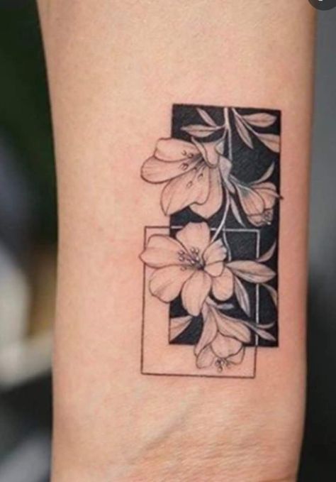 Simple Geometric Tattoo, Flower Tattoos Men, Tatuaje Cover Up, Square Tattoo, Tato Tradisional, Wrist Tattoo Cover Up, Framed Tattoo, Animals And Flowers, Tattoos Men