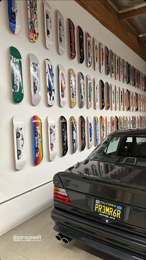 A wall of skateboards designed by Garage Welt for garage display Skater Home Decor, Skateboards On Wall, Garage Music Room, Skateboard Display, Garage Aesthetic, Game Room Ideas Man Caves, Skateboard Room, Skateboard Decor, Magazine Wall