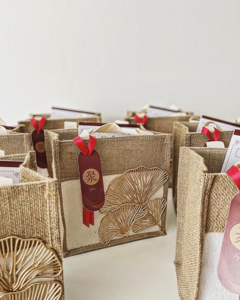 Bag Hampers Idea, New Year Hamper Ideas, Chinese Hampers Ideas, Jute Basket Gift Hamper, Chinese New Year Hampers Package Design, Cny Hampers Packaging Design, Chinese New Year Hampers Ideas, Chinese New Year Gift Box Ideas, Sangjit Hampers