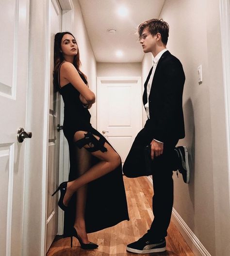 Bailee Madison and Alex Lange Diy College, Cute Couples Costumes, Funny Couple Costumes, Halloweenský Makeup, Kostum Halloween, Kostuum Halloween, Halloween Parejas, Funny Couple Halloween Costumes, Halloween Costumes To Make