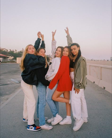 Career Promotion, Cute Friend Poses, Friends Group Photo, Sorority Poses, Friend Group Pictures, Group Photo Poses, Group Picture Poses, Sophia Birlem, Photos Bff