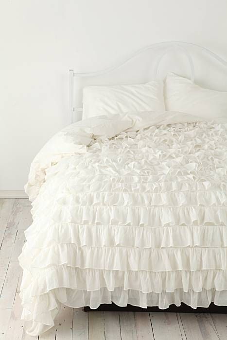 white ruffled duvet. urban outfitters. Ruffle Bedskirt, Ruffle Bedspread, Duvet Covers Urban Outfitters, Ruffle Duvet Cover, White Bedroom Design, White Interior Design, White Bed, Ruffle Bedding, Inspire Me Home Decor