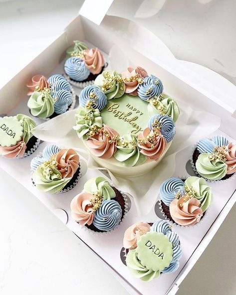 Cake And Cupcakes Combo, Birthday Cake Box Ideas, Boy Cupcake Ideas, Cake Design For Boys, Lunch Box Cake, Pet Cake, Cake Designs For Boy, Cupcake Piping, Bento Cakes