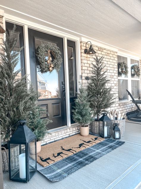 Small Front Porch Christmas Decor Ideas, Front Porch Winter Decor, Entrance Makeover, Luxury Entryway, Winter Front Porch Decor, Christmas Entry, Entryway Design, Front Door Christmas Decorations, Modern Entrance