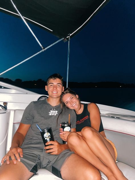 Couples On A Boat, Boat Date Night, Couple Boat Pics, Boat Couple Pics, Boat Date, Couple Boat, Abc Dates, Greece Pics, Lake Couple