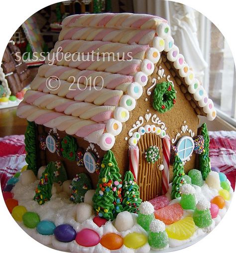 Gingerbread House - the back of this house pinned here also. Jul Kaka, Ginger Bread House Diy, Gingerbread House Parties, Gingerbread House Designs, Gingerbread Party, Gingerbread Diy, Gingerbread House Decorations, Cookie House, Christmas Traditions Family