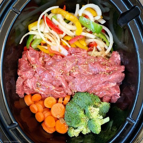 Philly Cheesesteaks, Keto Crockpot, Keto Crockpot Recipes, Healthy Beef, Ketogenic Meal Plan, Resep Diet, Easy Slow Cooker Recipes, Vegan Keto, Idee Pasto Sano