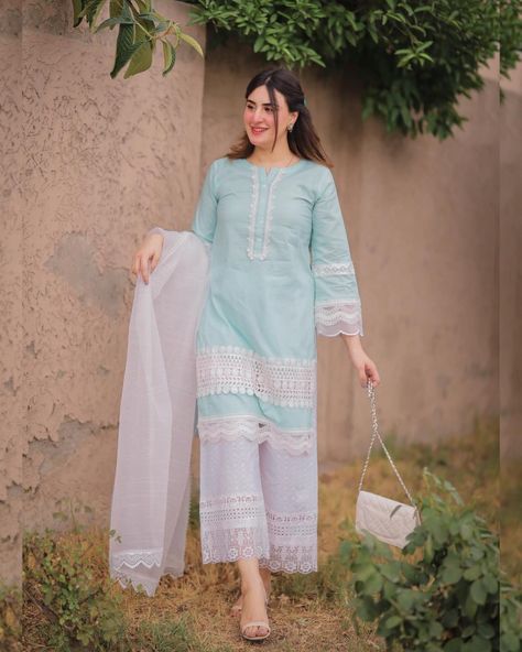 Aaniat Khalid, Lace Designs On Suits, Chikankari Dupatta, Traditional Dressing, Kameez Design, Daman Design, Pakistani Makeup, Kurta Skirt, Elegant Fashion Outfits