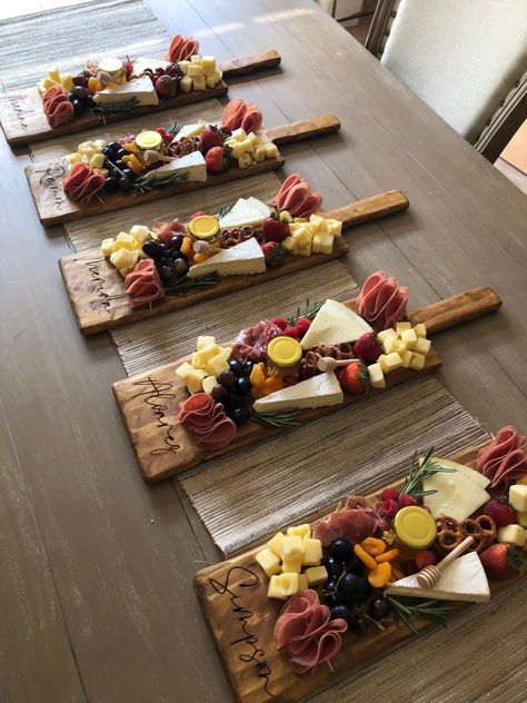 Brown Charcuterie Board, Charcuterie Board Meats, Party Food Buffet, Charcuterie Inspiration, Charcuterie Platter, Party Food Platters, Charcuterie And Cheese Board, Charcuterie Recipes, Läcker Mat