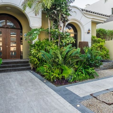 Villa Entrance Landscape, Entrance Landscape, Villa Entrance, Beautiful Entrance, Small Villa, Palm Jumeirah, Garden Villa, Outdoor Landscape, Front Entrance